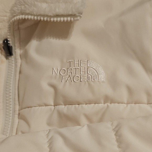 The North Face Women's Off-White Puffer Jacket - Picture 4 of 5